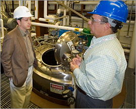 Photo of EERE Assistant Secretary Andy Karsner touring the National Renewable Energy Laboratory.