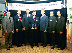 Photo of actor Beau Bridges, Secretary for Resources Agency Mike Chrisman, Larry Nickerson and Bob Sullivan of Mammoth Pacific, Governor Arnold Scharzenegger, Cal/EPA Secretary Terry Tamminen, and Department of Food & Agriculture A.G. Kawamura.